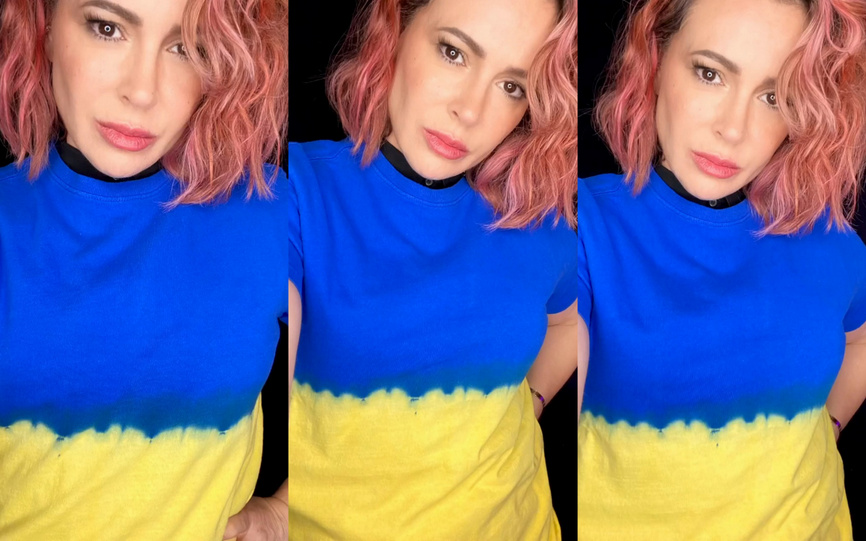 Зірка серіалу «Усі жінки – відьми» Алісса Мілано поділилася селфі в футболці у кольорах українського прапора