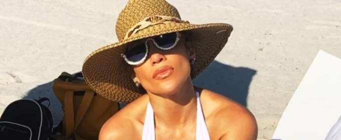 Відео дня: Дженніфер Лопез в білому купальнику загоряє на пляжі на відео з Instagram